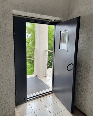 Полуторная дверь с окном Полуторная дверь с окном