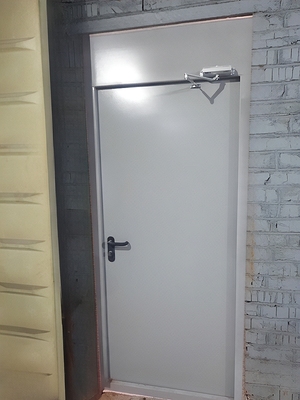 С верхней вставкой и доводчиком С верхней вставкой и доводчиком